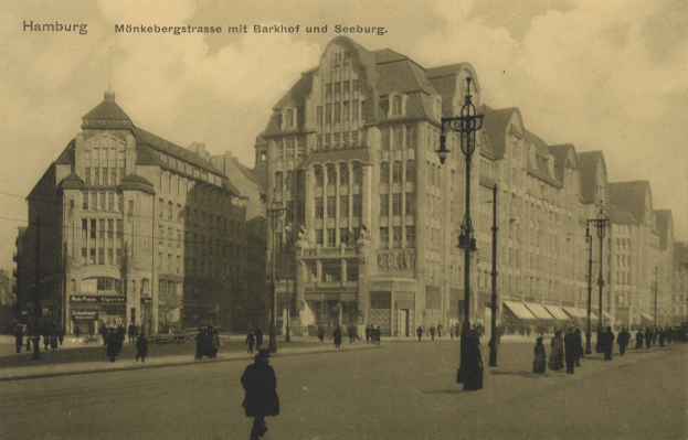 Altes Schwarz-Weiß-Foto von Fußgängern auf einer Straße in Hamburg, Deutschland, gesäumt von Gebäuden, Straßenlaternen, Autos und einem bewölkten Himmel.