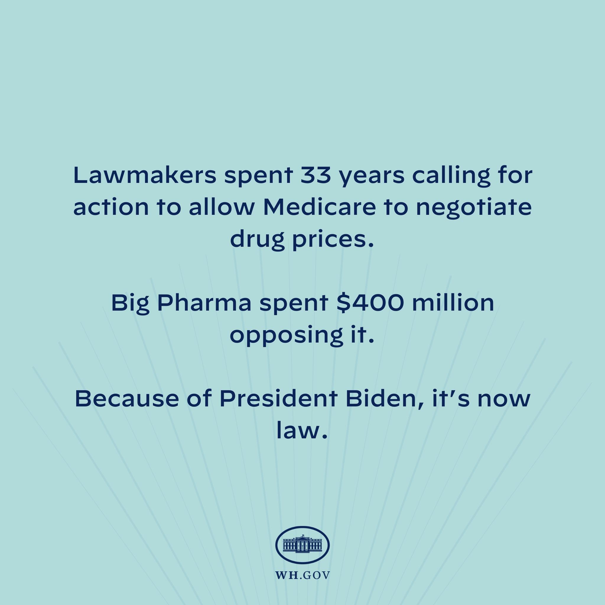 Blauer Hintergrund mit fetter weißer Schrift, die "Lawmakers Spent 33 Years Calling for Action to Allow Medicare to Negotiate Drug Prices" lautet und ein Logo unten.