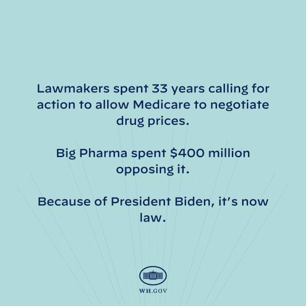 Blauer Hintergrund mit fetter weißer Schrift, die "Lawmakers Spent 33 Years Calling for Action to Allow Medicare to Negotiate Drug Prices" lautet und ein Logo unten.