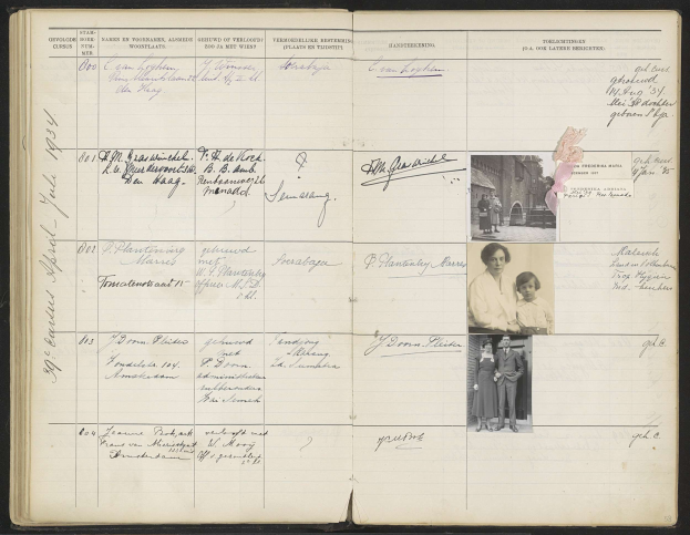 Offenes Buch mit einem Schwarz-Weiß-Familienfoto auf der linken Seite und Text und Bilder auf der rechten Seite.