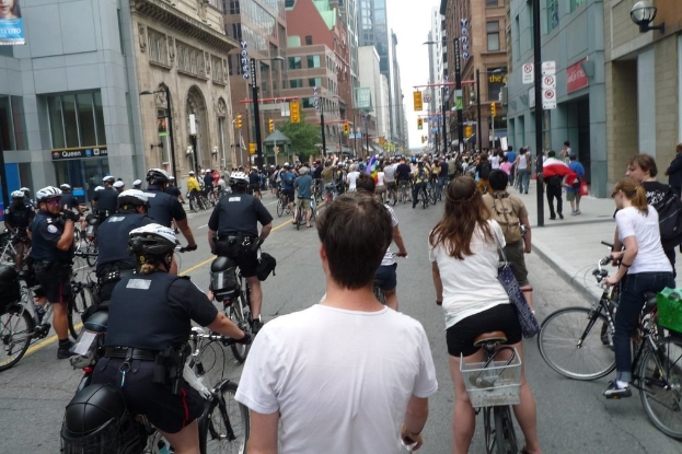 Gebäude mit wenigen Radfahrern auf einer Straße.