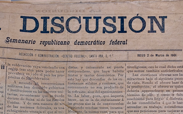 Ein gelblicher, leicht zerknitterter Zeitungsartikel mit der schwarzen Aufschrift "Diskussion", der die Schlagzeile "Semanario Repúblicano Democrático Federal" trägt.