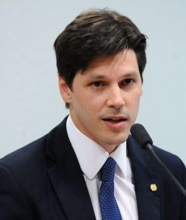 Ein Mann im Anzug spricht in ein Mikrofon an einem Rednerpult, wahrscheinlich zur Genehmigung eines Gesetzes zur Verbots des Internetgebrauchs.