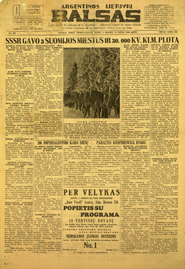 Altes gelbliches Zeitungsblatt mit Schwarz-Weiß-Foto von Menschen in traditioneller Kleidung auf dem Land.