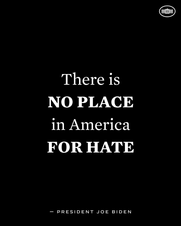 Schwarzer Hintergrund mit fetter weißer Schrift, die den Text "Es gibt keinen Platz in Amerika für Hass" von Präsident Joe Biden enthält.