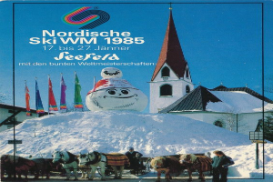 Ein Plakat der Nordischen Skiweltmeisterschaften 1985 in Seefeld, Schweiz, das eine schneebedeckte Landschaft mit Menschen, Pferden, Stangen, Flaggen, Gebäuden, Tälern und Himmel im Hintergrund sowie Textüber das Ereignis zeigt.
