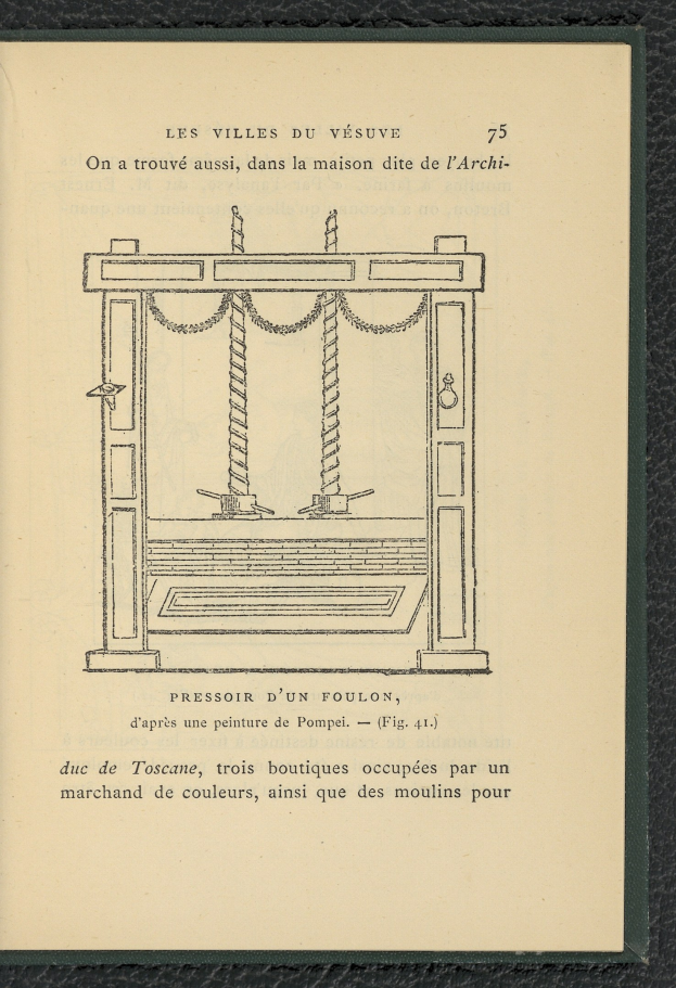 Offenes Buch mit einer technischen Zeichnung einer Maschine auf seinen Seiten, das auf einer Oberfl├Ąche liegt und sichtbaren Text sowie ein zus├Ątzliches Bild zeigt.