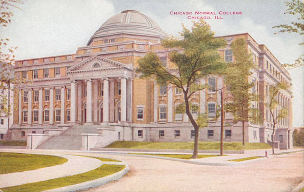 Schwarz-weiß-Postkarte des Chicago Normal College, ein großes Gebäude mit Säulen, Treppen und Kuppel, umgeben von Bäumen und Gras mit einem Weg und Feuerhydrant im Vordergrund.