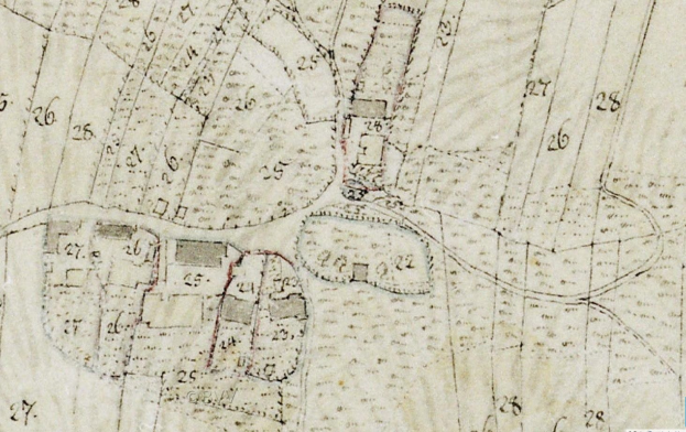 Detailierte alte Stadtkarte mit nummerierten Gebäuden, Straßen und Text, die eine geplante Baustelle am unteren Rand anzeigt.