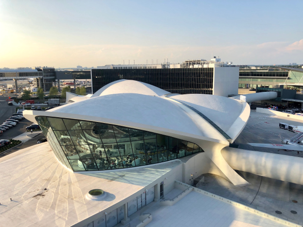 Luftaufnahme des neuen Terminalgebäudes am Los Angeles International Airport mit umgebenen Infrastruktur und bewölktem Himmel.