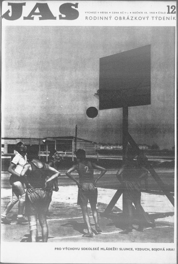 Ein Schwarz-Weiß-Foto einer Gruppe von Menschen, die Basketball auf einem Platz spielen, mit einem Basketballkorb im Hintergrund und einem Gebäude in der Ferne. Der Text "Jas Magazine, Vol 12, No 12, 1955" ist oben und unten auf dem Bild zu sehen.