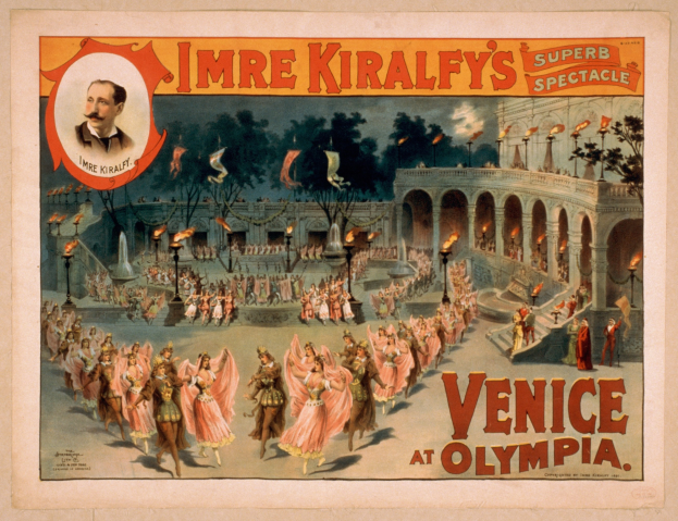 Plakat für Imre Kiralfys Super-Spektakel in Venedig bei Olympia, das kostümierte Darsteller vor einem gebogenen und säulengeschmückten Gebäude mit Laternenmasten und Bäumen und einer einzelnen stehenden Person zeigt.