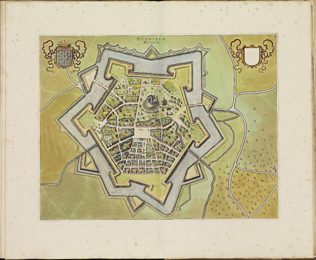 Offenes Buch mit detaillierter Karte von Heidelberg, Deutschland, zeigt Straßen, Gebäude und Sehenswürdigkeiten.