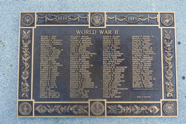 Steintafel an der Außenseite eines Gebäudes mit der Inschrift "Zweiter Weltkrieg"