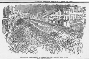 Schwarze und weiße Zeichnung einer Menge, die zwischen Gebäuden eine Straße entlanggeht, mit Text oben und unten: "Die Unionistendemonstration, wie sie vom Western Mail Office aus zu sehen ist."