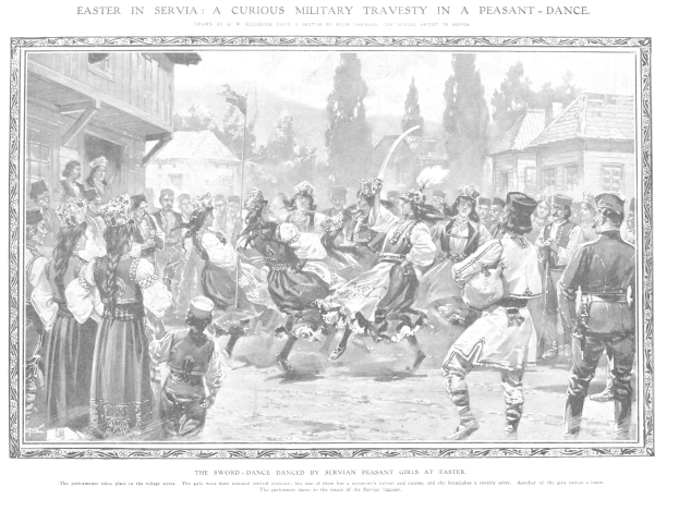 Schwarz-weißes Bild einer Gruppe von Menschen, die vor einer Menge tanzen, mit Häusern und Bäumen im Hintergrund und Text unten, der "Ostersonntag in Servia: Eine kuriose militärische Travestie in einem Bauern Tanz" lautet.