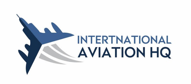 Logo von International Aviation HQ mit einem stilisierten blauen und weißen Flugzeug mit ausgebreiteten Flügeln und einem nach oben geneigten Heck, begleitet von fettweißer Schrift, die "International Aviation HQ" auf einem weißen Hintergrund liest.