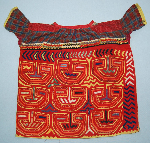 Ein rotes Oberteil mit aufwendiger Stickerei, das geometrische Formen, Blumenmuster und -motive in leuchtenden Farben auf einem weißen Hintergrund zeigt.