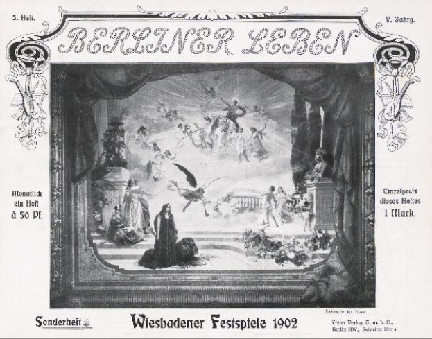 Schwarz-weiß-Foto einer Bühne mit Performern in traditioneller deutscher Tracht während der Wiesbadener Festspiele 1902, mit einem applaudierenden Publikum im Hintergrund.