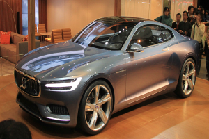 Ein schlankes, modernes Volvo-Konzeptfahrzeug mit gl├Ąnzender schwarzer Lackierung und Chromakzenten ist auf der Internationalen Automobil-Ausstellung in Frankfurt zu sehen, umgeben von einer Gruppe von Menschen, die es bewundern.