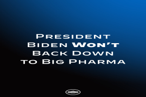 Ein blauer Hintergrund mit weißer Schrift, die 'Präsident Biden gibt Big Pharma nicht nach' lautet, und ein Logo unten.