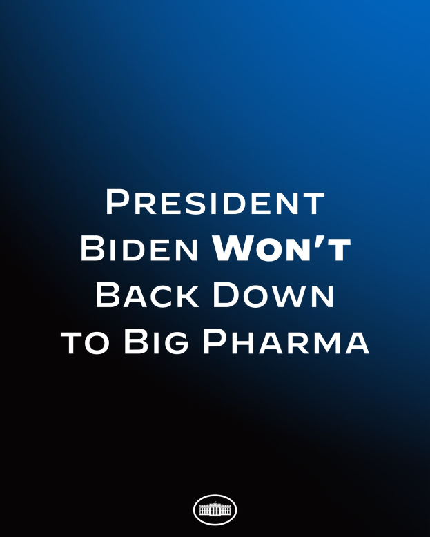 Ein blauer Hintergrund mit weißer Schrift, die 'Präsident Biden gibt Big Pharma nicht nach' lautet, und ein Logo unten.